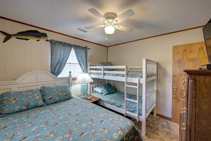 Dhoma e dytë e gjumit me krevat dopio "Queen" dhe krevate marinari. E mobiluar gjithashtu me televizor/kabllo me ekran të sheshtë. 