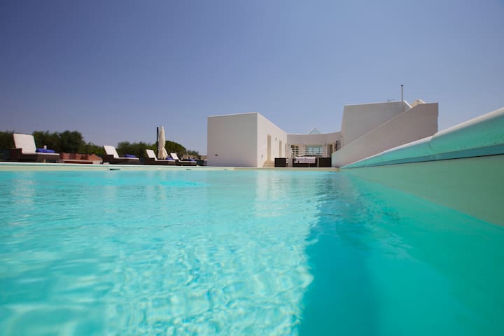 Casa Bán. Modern villa in the Puglian countryside.