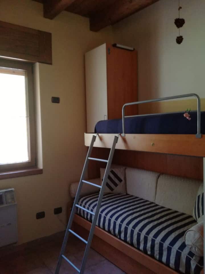 Втора спална соба со кревет на спрат.