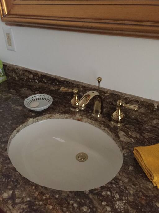 2 sinks in bathroom
shower and tub