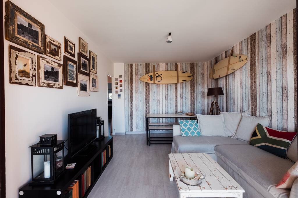 Le salon avec canapé lit, lumière/enceinte bluetooth en plafonnier, TV Freebox, wifi...