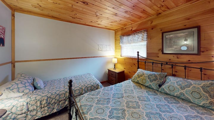 Hawk 's Nest Cabin Bedroom 2 peut accueillir confortablement 3 personnes avec 1 lit Queen Size et 1 lit double