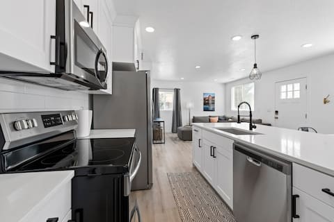 STEAM SHOWER*3BD 2BA Home Close to Ski Canyons/SLC