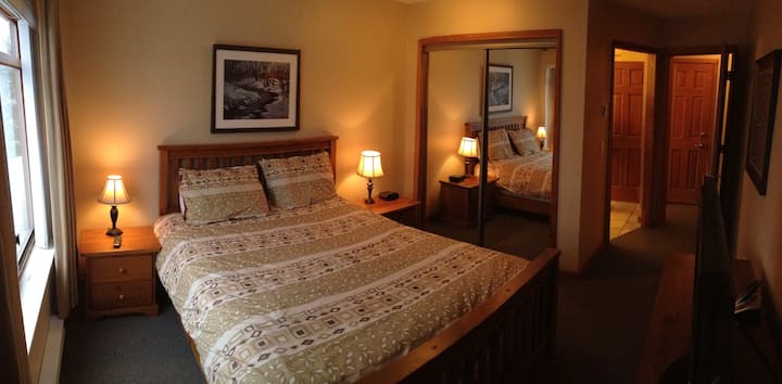 Camera padronale al piano superiore, con letto matrimoniale e TV a schermo piatto