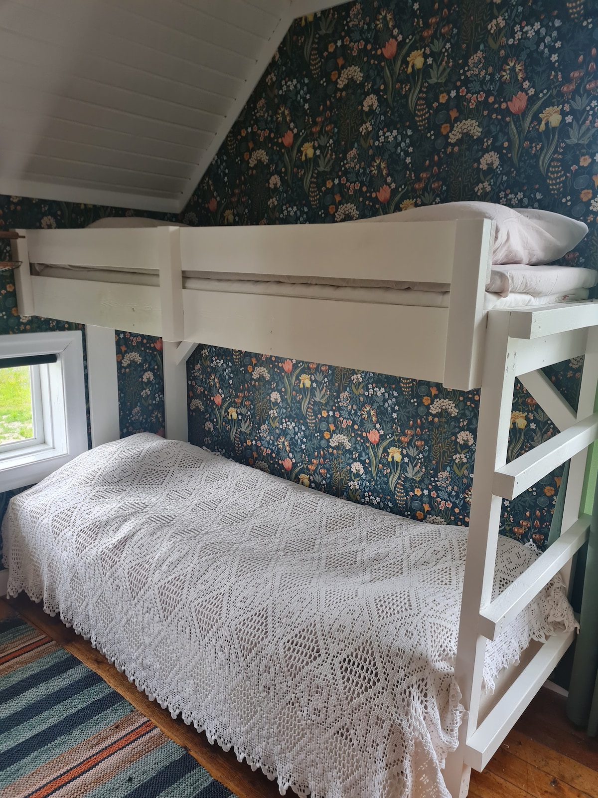 ห้องนอนเล็กๆพร้อมเตียงสองชั้น 