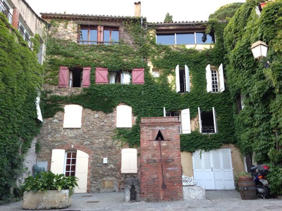 facade sud : appartement au dernier niveau, accès par la ruelle derrière la maison