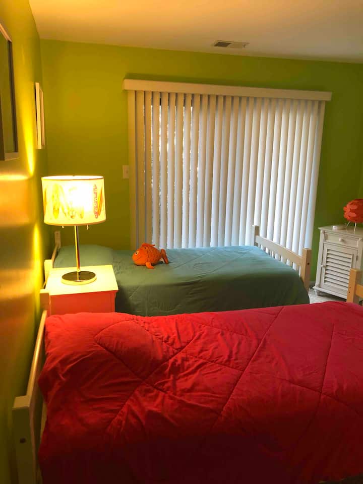 Dormitorio del primer piso con 2 camas de una plaza, TV inteligente y Xbox. 