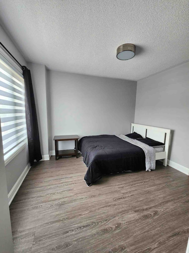 Საძინებელი 2 შესასვლელი კარადით და დამაკავშირებელი სარეცხი ოთახით