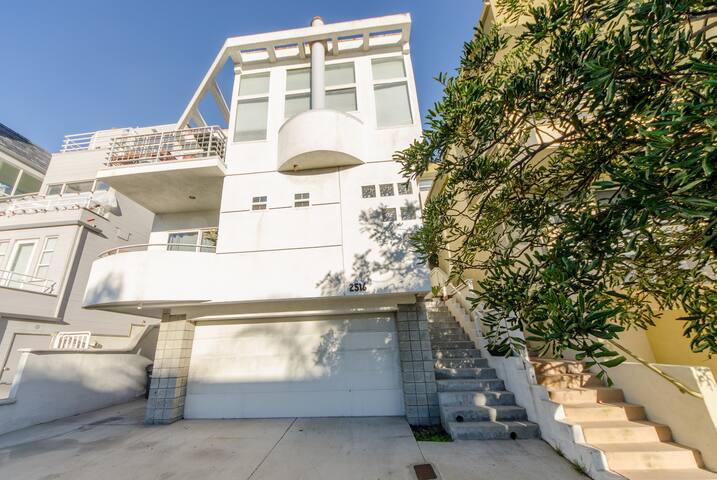 Large Beach House gallery image 2