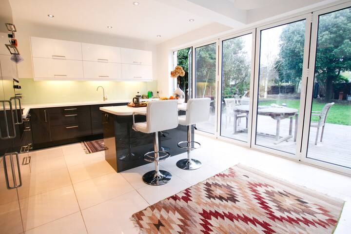 Stunning house with large garden, gallery image 5