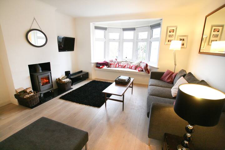 Stunning house with large garden, gallery image 2