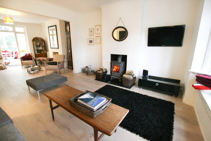 Stunning house with large garden, gallery image 4