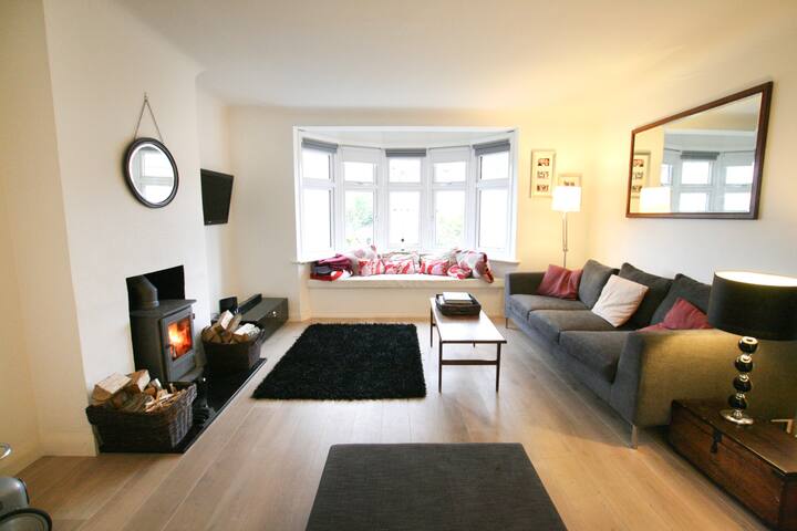 Stunning house with large garden, gallery image 3