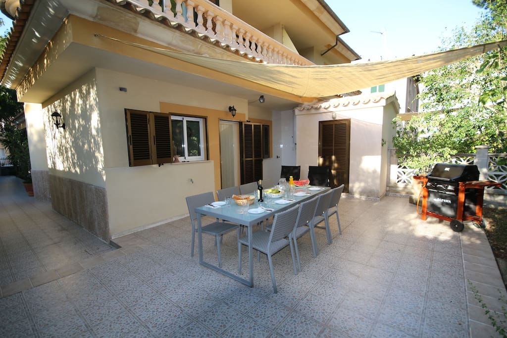 Rear terrace where you can enjoy a barbecue. Table for 8 people.