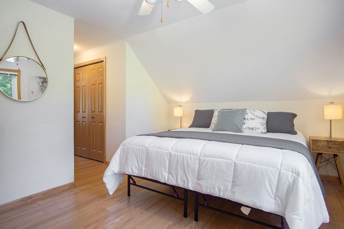 Spálňa 4 - na poschodí. 1 manželská posteľ California King, 1 detská postieľka, malý gauč a veľký šatník. Čiastočný výhľad na jazero!