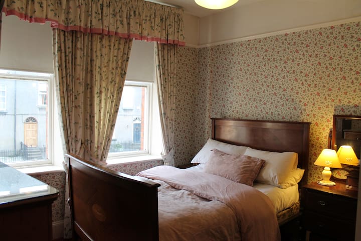 Ensuite double bedroom close to Waterford centre