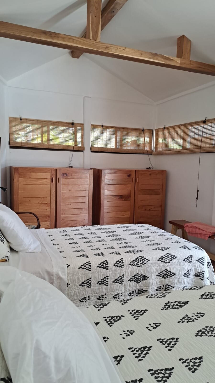 De twee eenpersoonsbedden in deze kamer kunnen gemakkelijk samen worden geschoven om een kingsize bed op te maken. 