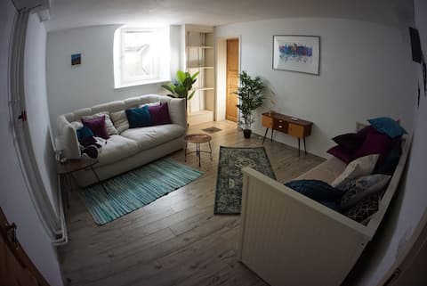 Top Airbnb: Cozy 3-room kitchen/dining room/living room + bathroom basement apartment in a prime location in Rotherbaum