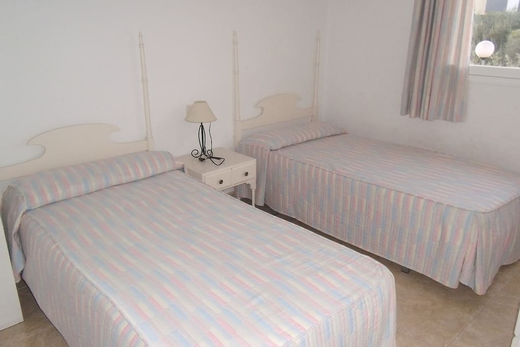 habitación de dos camas con armario