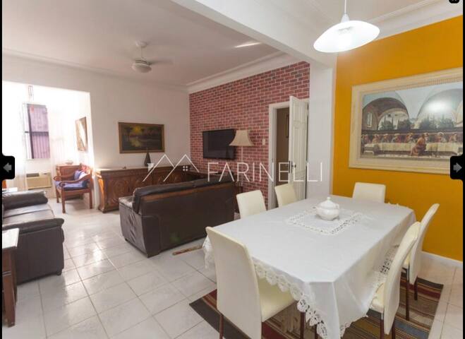 Apartamento amplo e confortável ao lado da praia