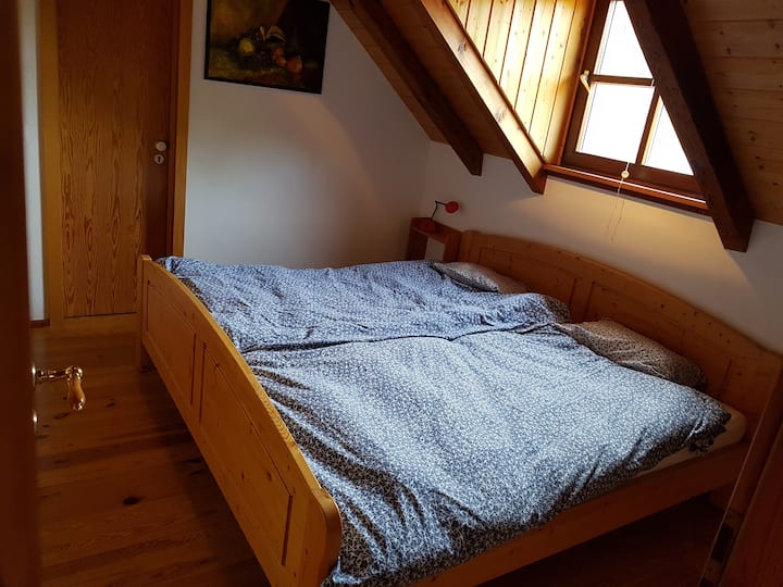 Dormitorio con cama matrimonial extragrande 