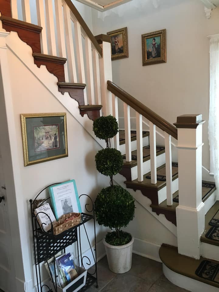 HISTORIC VICTORIAN ‘3 Mins’ to Noah’s Ark ‘Sweet’ Houses for Rent in