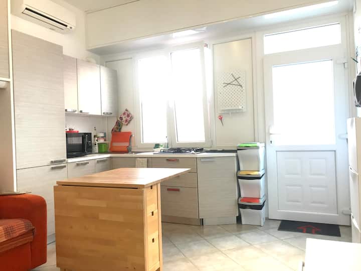 Cucina moderna attrezzata