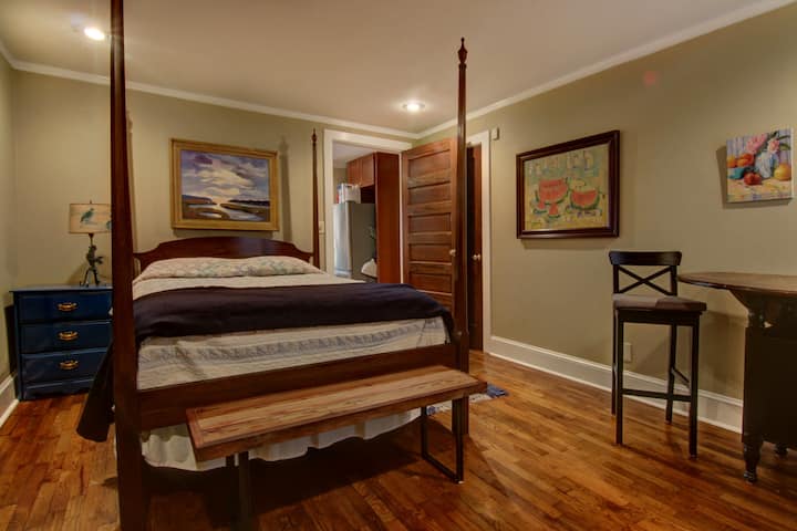 1 საძინებელში არის ტანსაცმლის კარადა