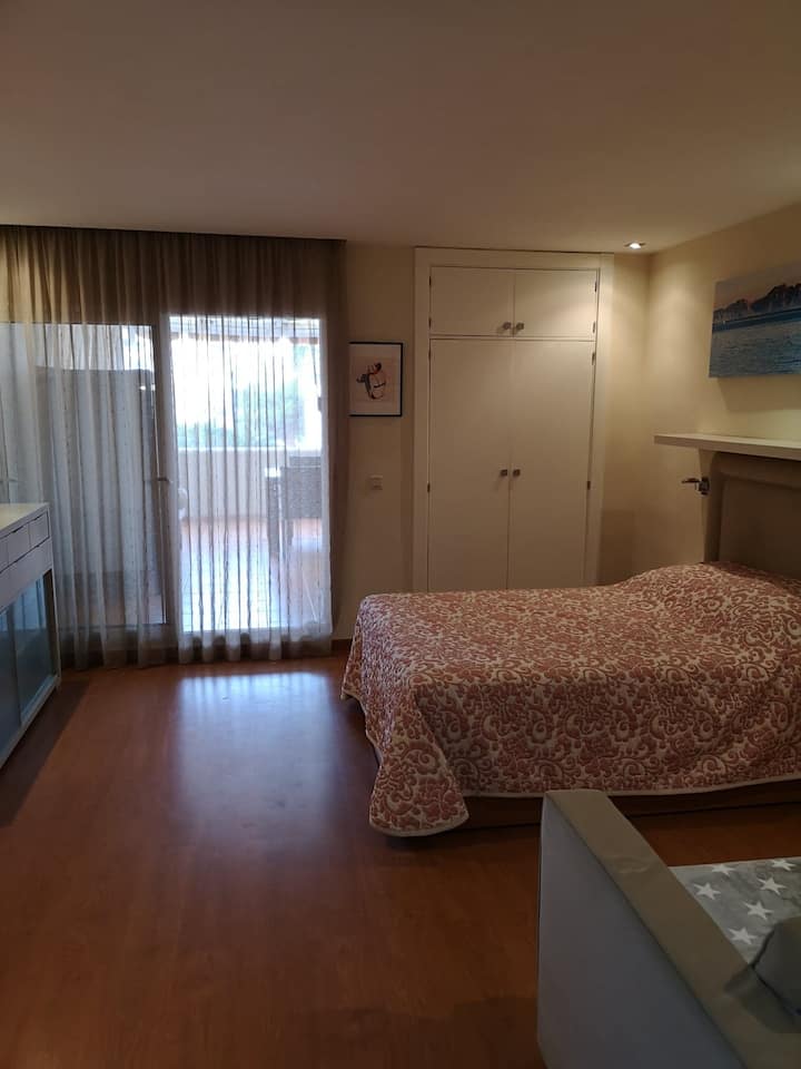 Chambre avec lit double et un canapé.