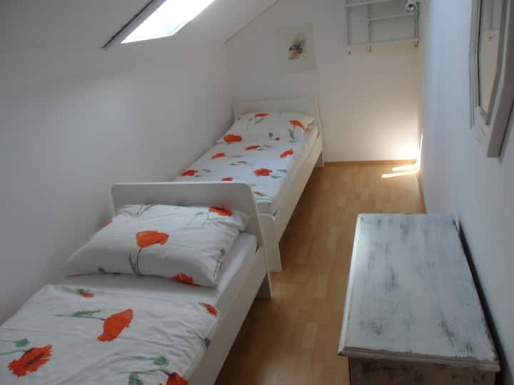 Malá spálňa s dvoma samostatnými lôžkami.