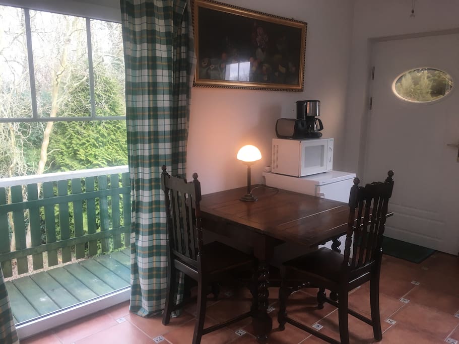 Essecke mit Kühlschrank und Mikrowelle