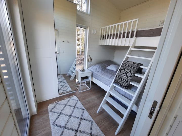 Ცალკე საძინებელი საძილე ადგილებით სამი ადამიანისთვის. 
140 სმ სიგანის ორადგილიანი საწოლი და ზედა საწოლი 90 სმ სიგანის.