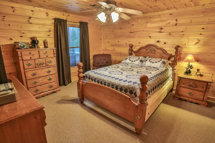 私人露台标准双人床卧室，配备高清电视、DVD和套房