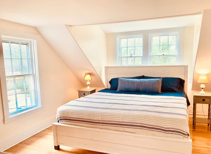 加大双人床和套内卫生间 