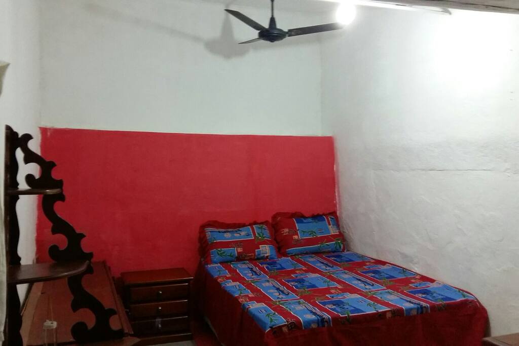 quarto mesanino com cama box de casal ventilador de teto.
cômoda para hóspede, criado mudo e Baú.