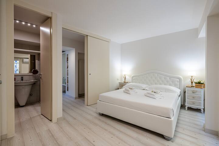 [Ponte Vecchio] Charm and Awesome view of Florence gallery image 5