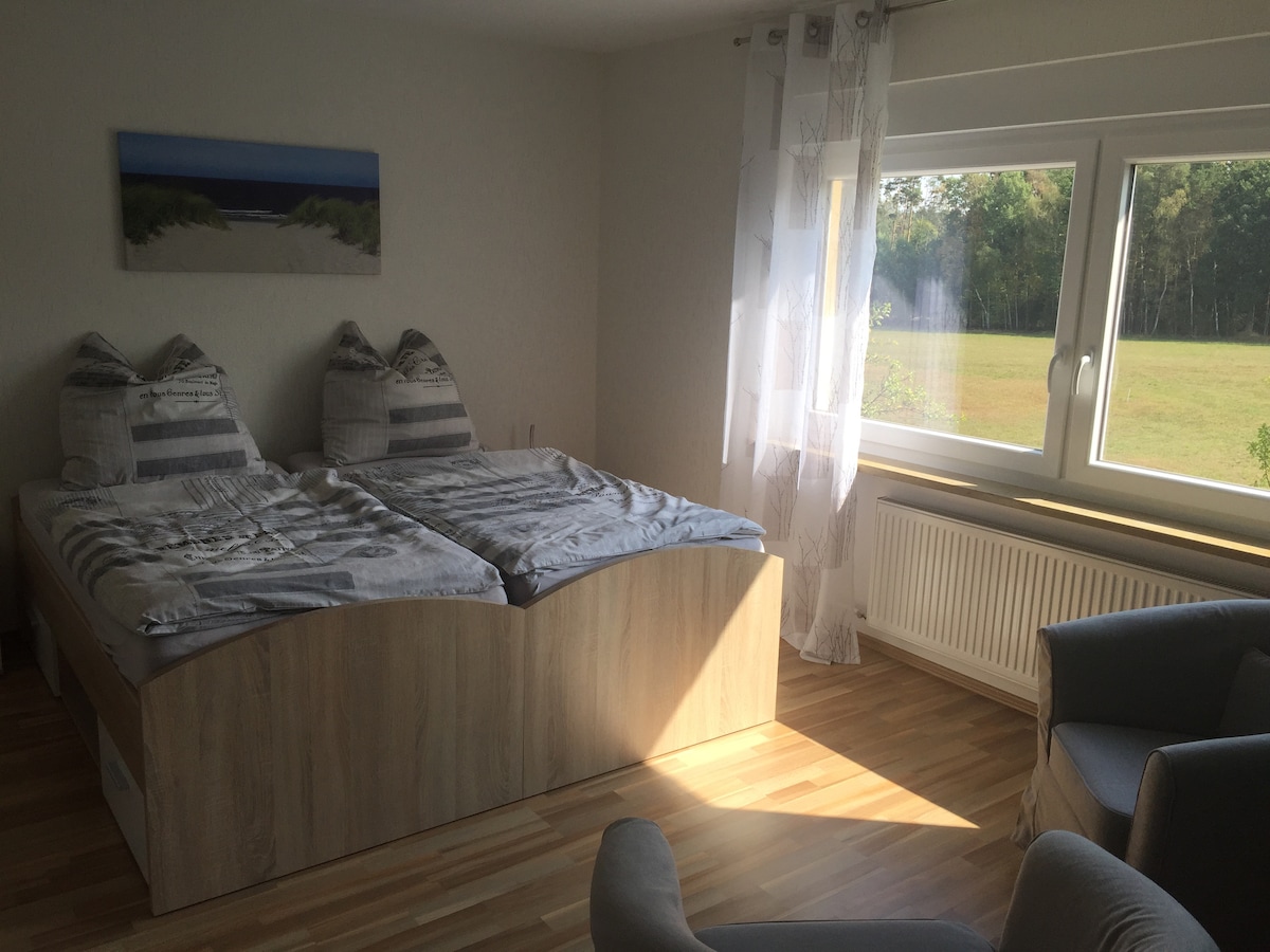 Spálňa s výhľadom na les