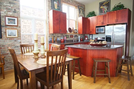 Luxury Chicago Loft, 1 blk to train w/ 2 pkg spots