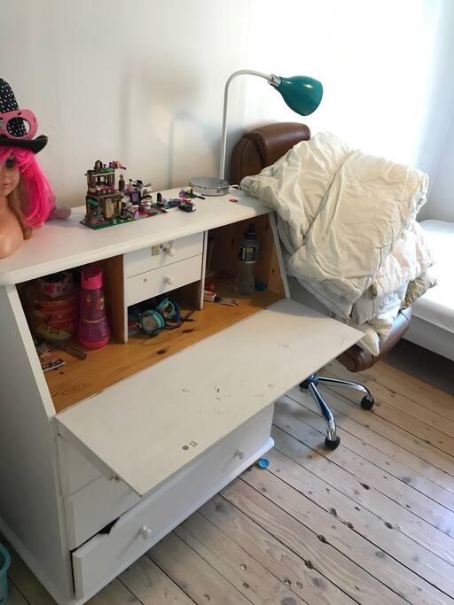 The desk/skatoll available in the room