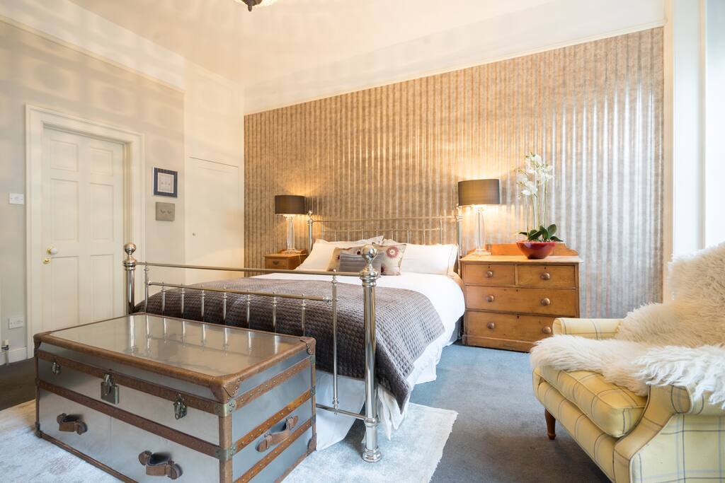 Superking bedroom with en suite - This bed has been chnaged to a zip link superking bed so it can also be 2 singles. Please note it's now a different bed than in this picture.