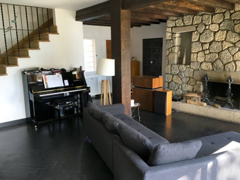 Le salon, avec la cheminée et le piano.
