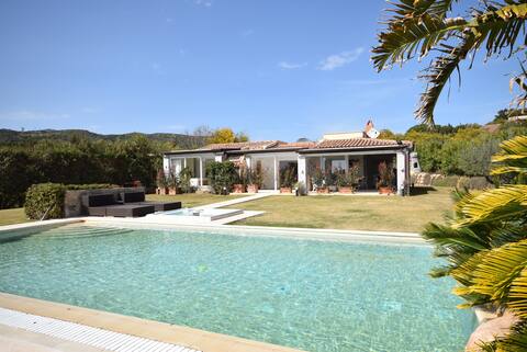 VILLA BAIRES  CHIA Exclusive villa near the beach
