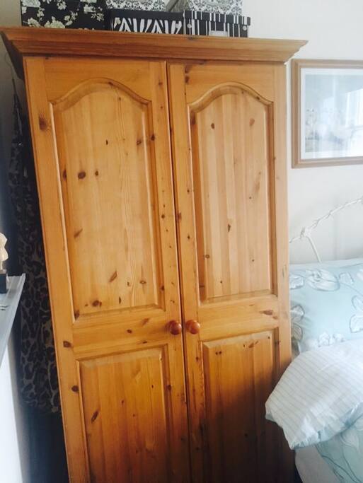 Small double bedroom (wardrobe)