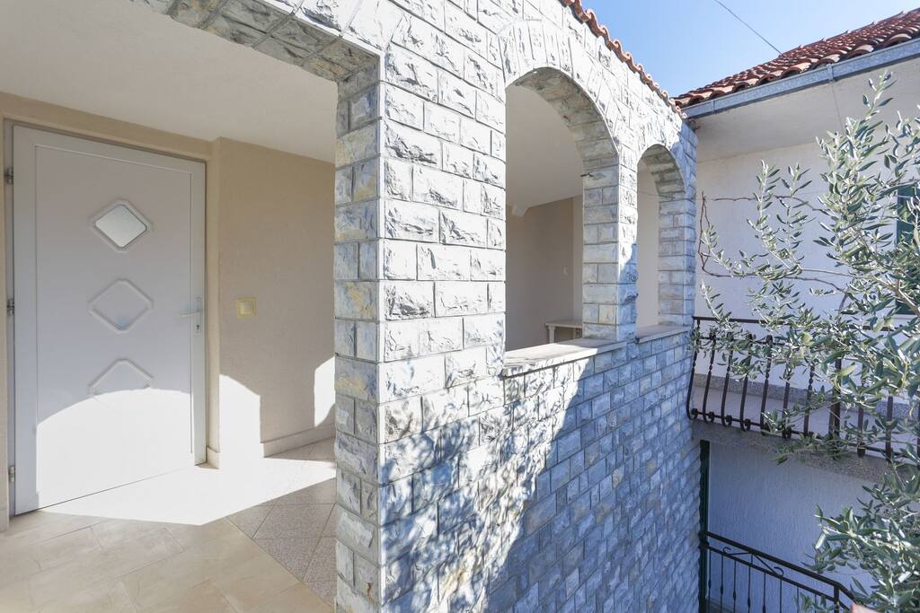 Entrance / Reception