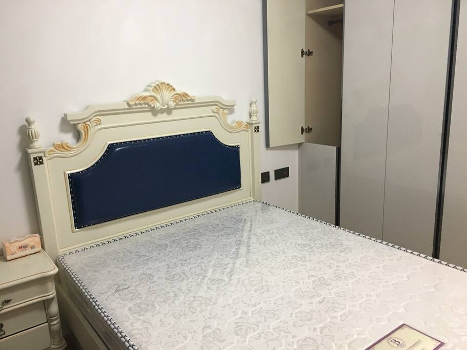 主卧 :1.5米床,衣柜,床头柜