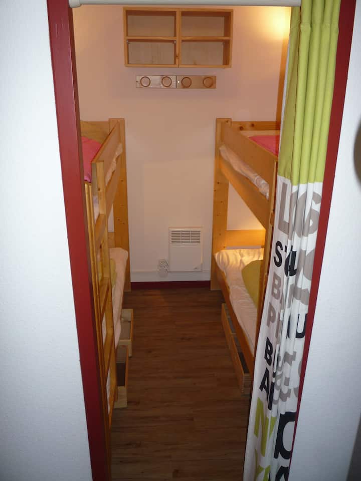 เคบินพร้อมเตียงสองชั้นพร้อมที่นอนทรงจำ