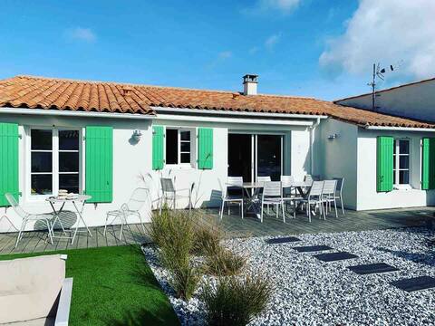 4-Bedroom Villa at the Foot of the Phare des Baleines