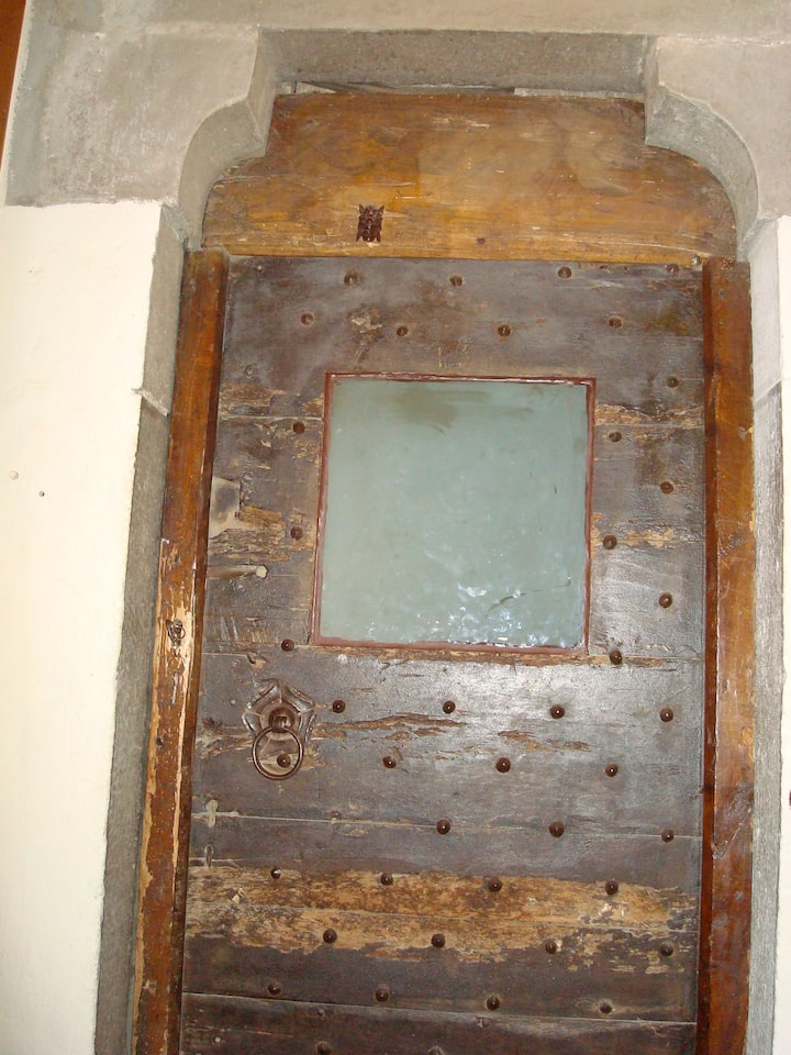 Porta dell'attico risalente a 400 anni fa
LA PORTA DELL'ATTICO HA UNA CHIAVE PESANTE: HA 400 ANNI!