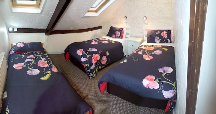 トリプルルーム、ベッドはジップとリンクですので、スーパーキングとシングルに変換することもできます。