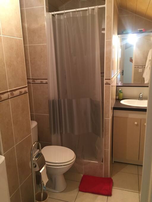 Sdb privée avec douche et wc